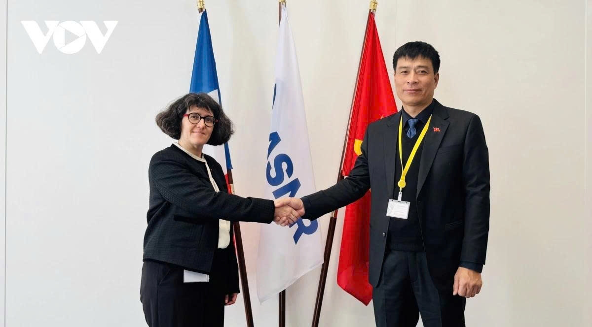 Deputy Minister of Construction Pham Minh Ha (R) and France’s Nuclear Safety and Radiation Protection Authority (ASNR) Commissioner Stephanie Guenot-Bresson