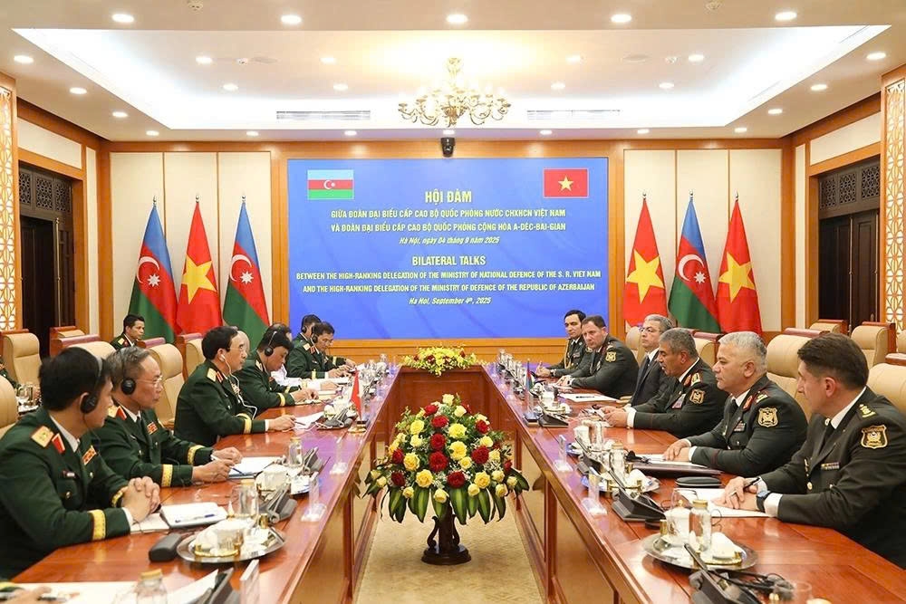 General Phan Van Giang, Minister of National Defence of Vietnam, and Colonel General Zakir Hasanov, Minister of Defence of Azerbaijan talk measures to bolster defence cooperation between the two countries