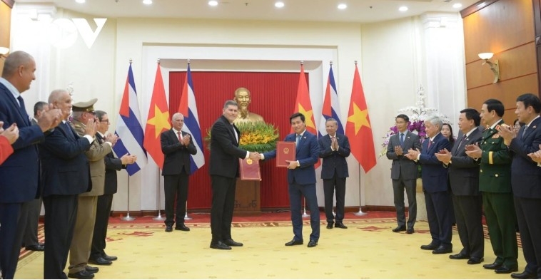The two leaders witness the signing of cooperation agreements between ministries and localities