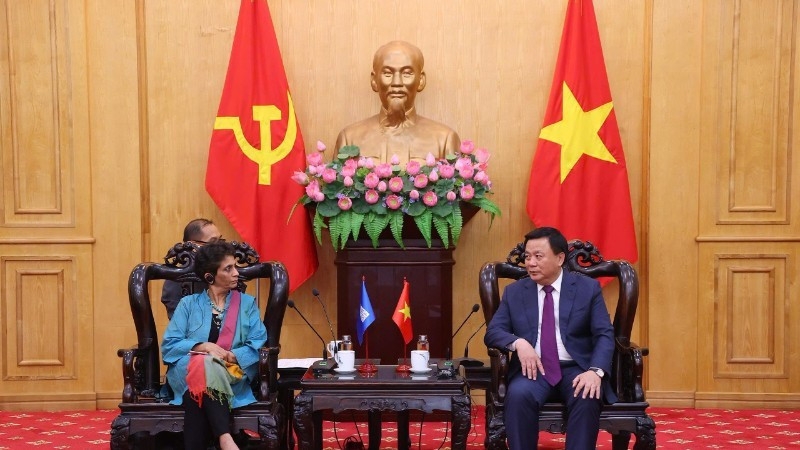 Politburo member Nguyen Xuan Thang, President of the Ho Chi Minh National Academy of Politics and Chairman of the Central Theoretical Council, (R) receives Kanni Wignaraja, UN Assistant Secretary-General, UNDP Assistant Administrator, and Director of the UNDP Regional Bureau for Asia and the Pacific. (Photo: VNA)