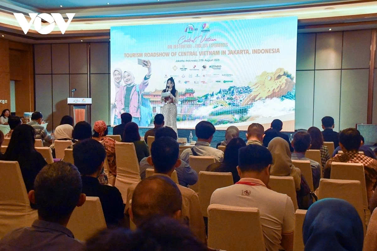 Hue and Da Nang introduce tourism products at a tourism roadshow in Jakarta, Indonesia