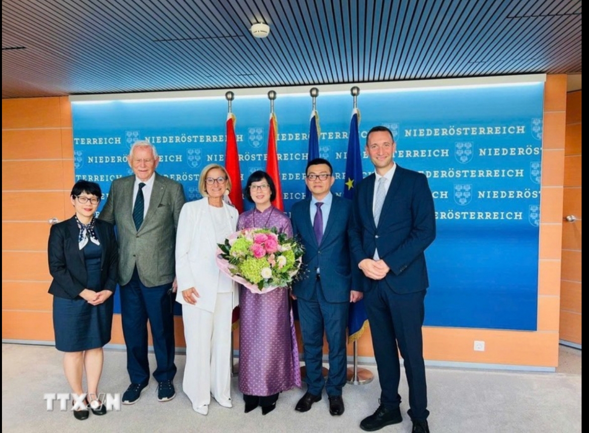 Vietnamese Ambassador to Austria Vu Le Thai Hoang (second from right) pays a courtesy call on Governor of Lower Austria Johanna Mikl-Leitner.