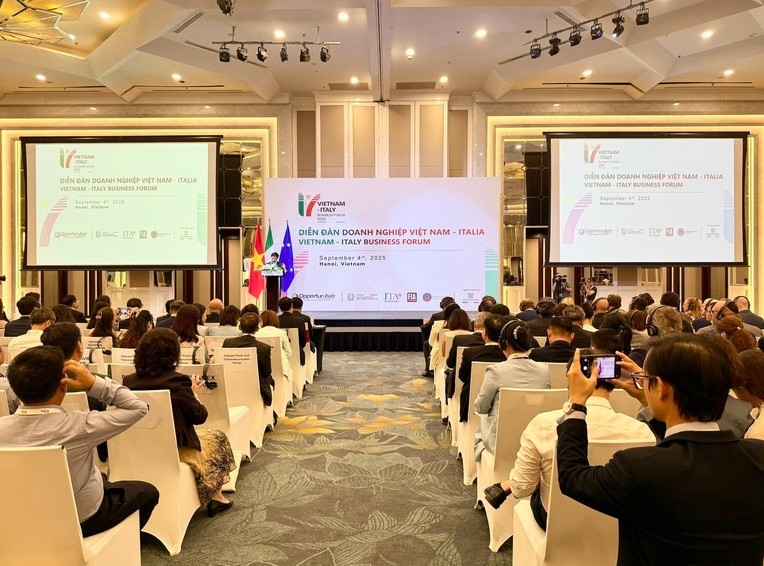 Representatives from various ministries and the Italian Embassy in Vietnam, along with over 200 Vietnamese businesses and nearly 100 Italian enterprises attend the forum (Photo: VGP)