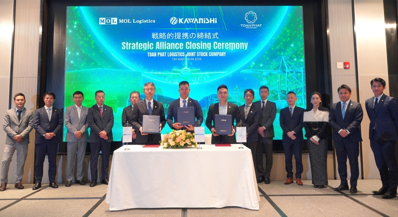 The strategic alliance signing ceremony on September 18. (Photo: VNA)