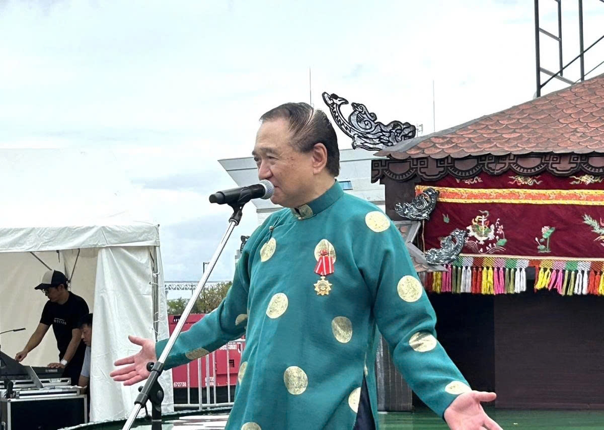 Kuroiwa Yuji, Governor of Japan’s Kanagawa Prefecture, impresses with Vietnamese water puppetry shows