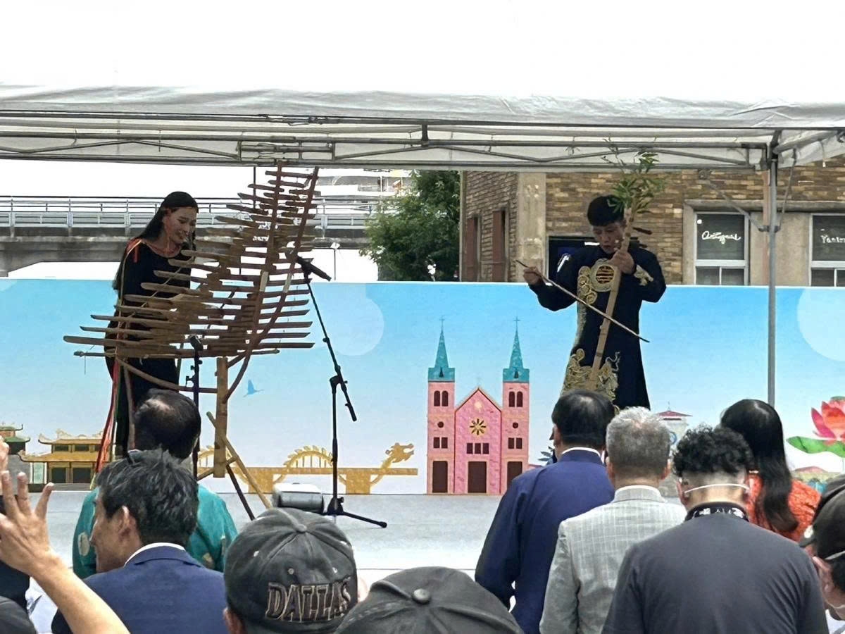 Visitors enchanted by traditional Vietnamese music