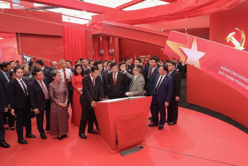 Deputy Prime Minister Mai Van Chinh, Party General Secretary and President of Laos Thongloun Sisoulith, and President of the Cambodian People’s Party and President of the Cambodian Senate Hun Sen visit a space of the Nhan Dan (People) newspaper at the exhibition on September 2