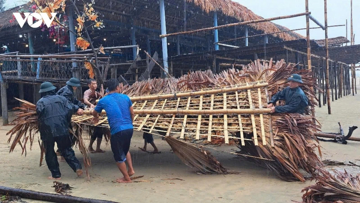 Local people in Hue city reinforce their houses and eateries ahead of Bualoi's landfall