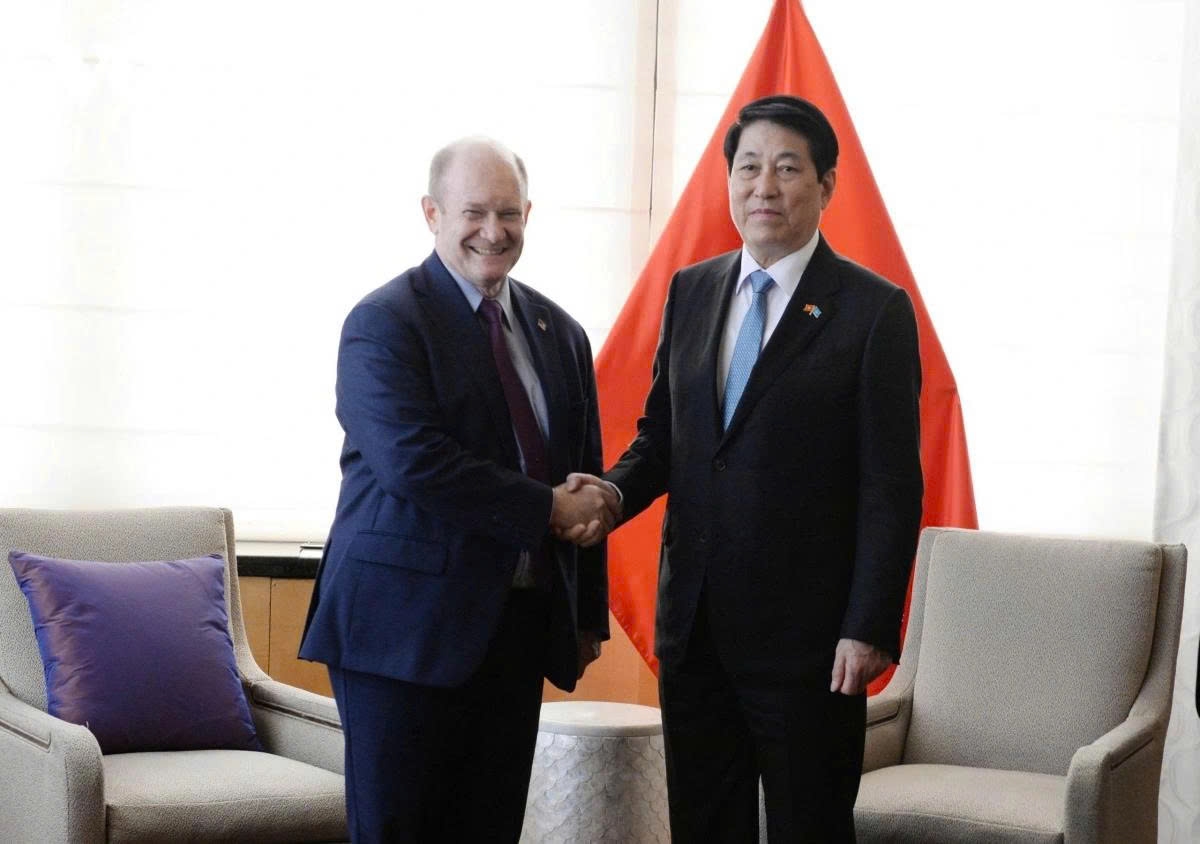 Vietnamese President Luong Cuong shakes hands with Senator Chris Coons, senior member of the Senate Foreign Relations Committee, ahead of their meeting in New York on September 23