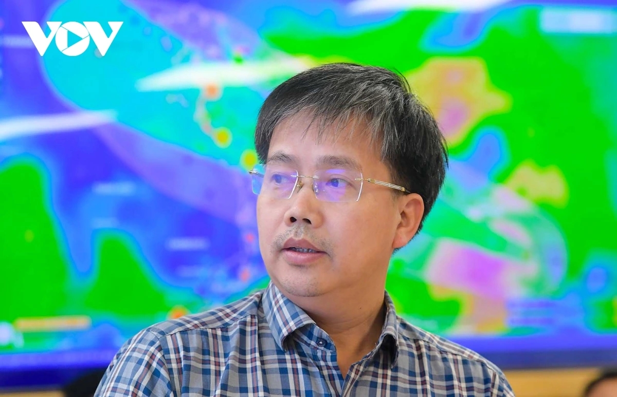 Mai Van Khiem, Director of the National Centre for Hydro-Meteorological Forecasting, speaks at the urgent meeting in response to typhoon Bualoi in Hanoi on September 26