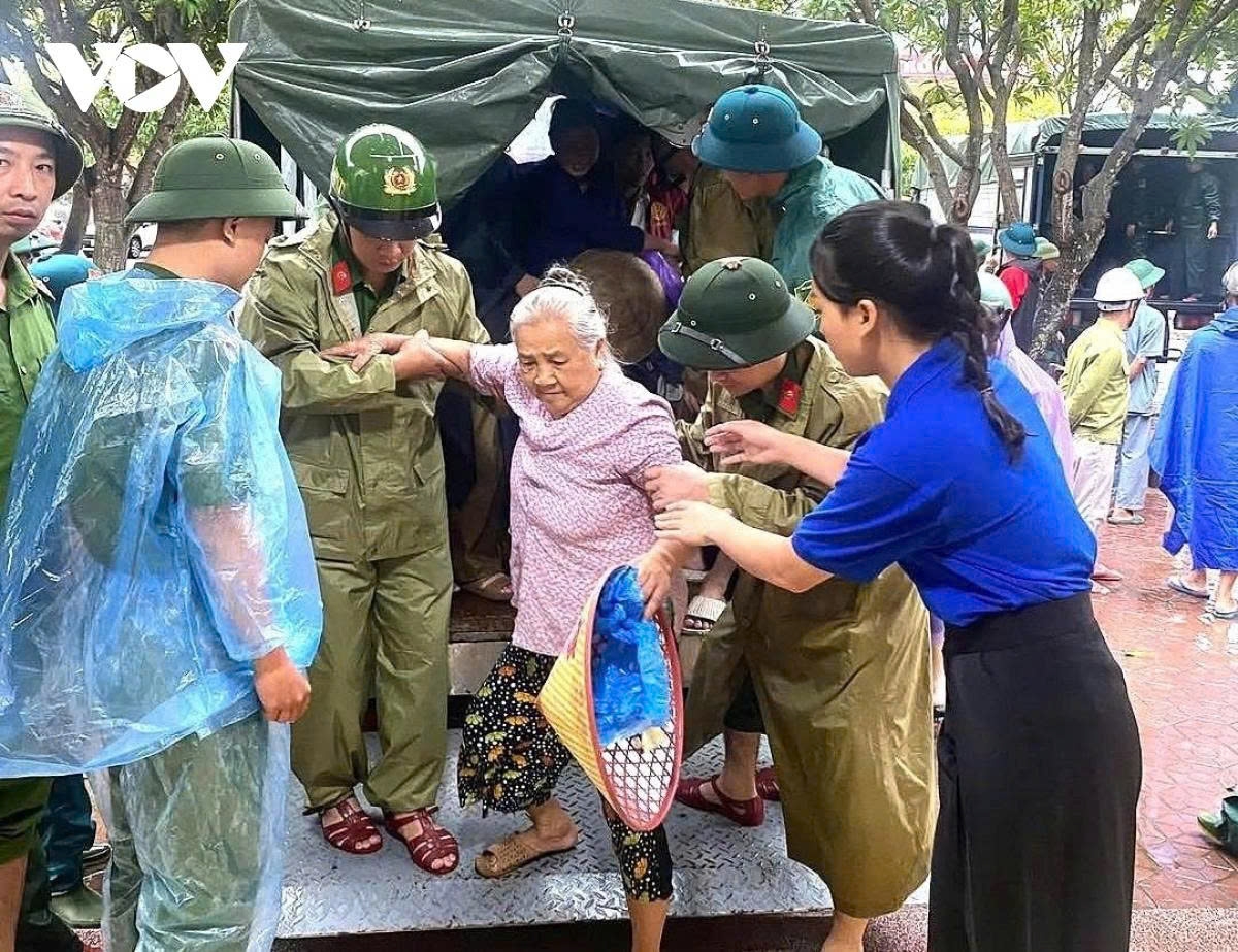 Many localities in the central region rush to evacuate residents before typhoon Bualoi makes landfall