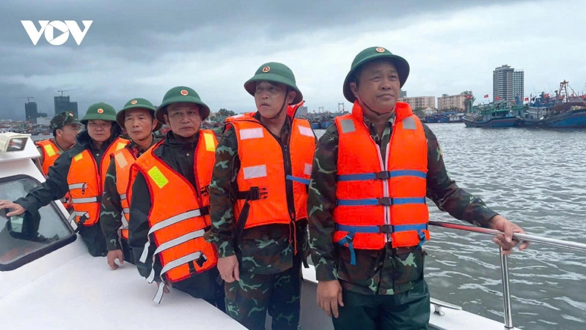 Military Region 5 Command inspects vulnerable areas, ready to assist residents in evacuating ahead of Typhoon Bualoi