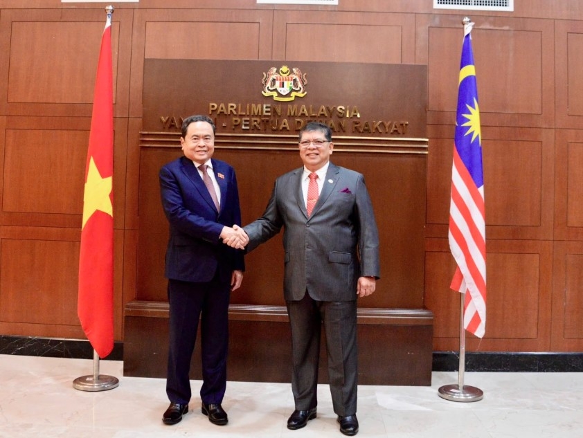 Speaker of the Malaysian House of Representatives Tan Sri Dato’ Johari bin Abdul (R) and NA Chairman
Tran Thanh Man