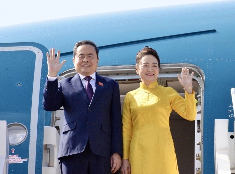 NA Chairman Tran Thanh Man and his spouse board the plane, leaving Kuala Lumpur