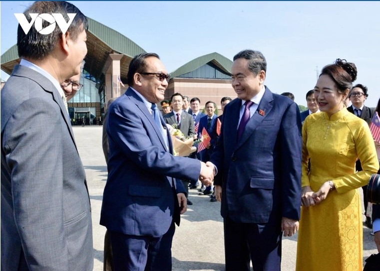 Malaysian Senate President Dato’ Awang Bemee Awang Ali Basah sees off NA Chairman Tran Thanh Man, his spouse, and delegation at the airport