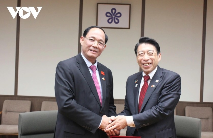 NA Vice Chairman Tran Quang Phuong (left) and Governor of Fukuoka Prefecture Hattori Seitaro
