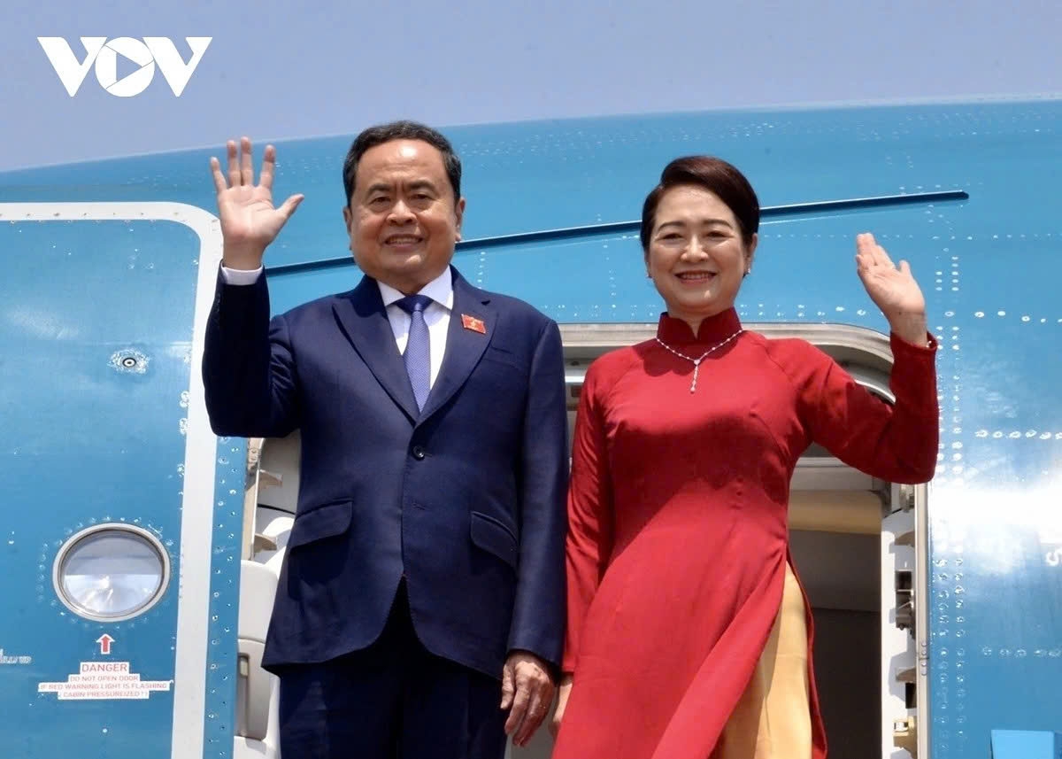 National Assembly Chairman Tran Thanh Man and his spouse wave their hands before embarking on the aircraft at Noi Bai International Airport on September 16