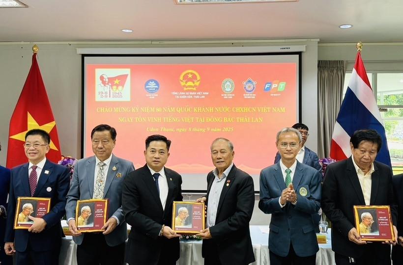 Overseas Vietnamese receive bilingual book “President Ho Chi Minh in Thailand”.
