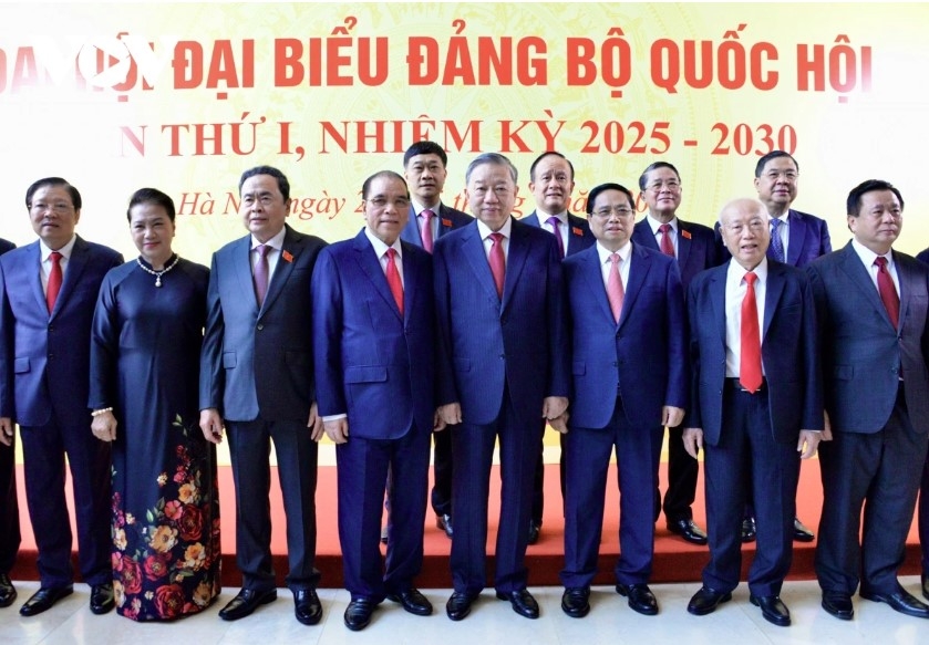 Party General Secretary To Lam poses for a photo with incumbent and former leaders