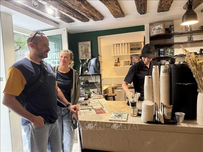 French customers visit “PHIN MI” to savour coffee rich in Vietnamese flavour. (Photo: VNA)
