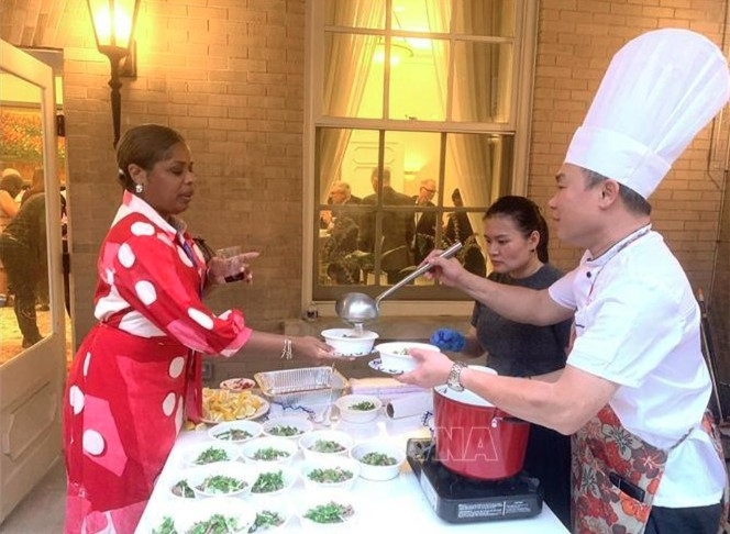 Participant enjoys Vietnamese beef phở  (Photo: VNA)