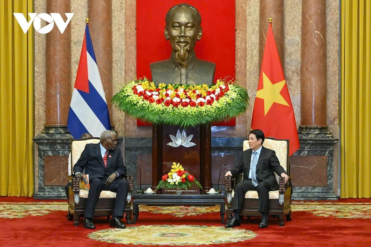 Vietnamese State President Luong Cuong (R) and President of the Cuban National Assembly of People’s Power Esteban Lazo Hernandez, during their meeting in Hanoi on September 30