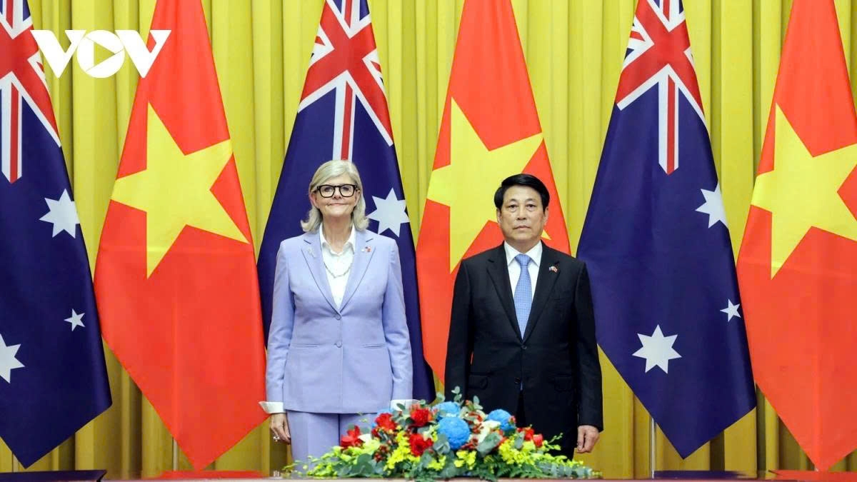 Vietnamese President Luong Cuong (R) and Australian Governor General Sam Mostyn pose for a photo ahead of their talks in Hanoi on September 10