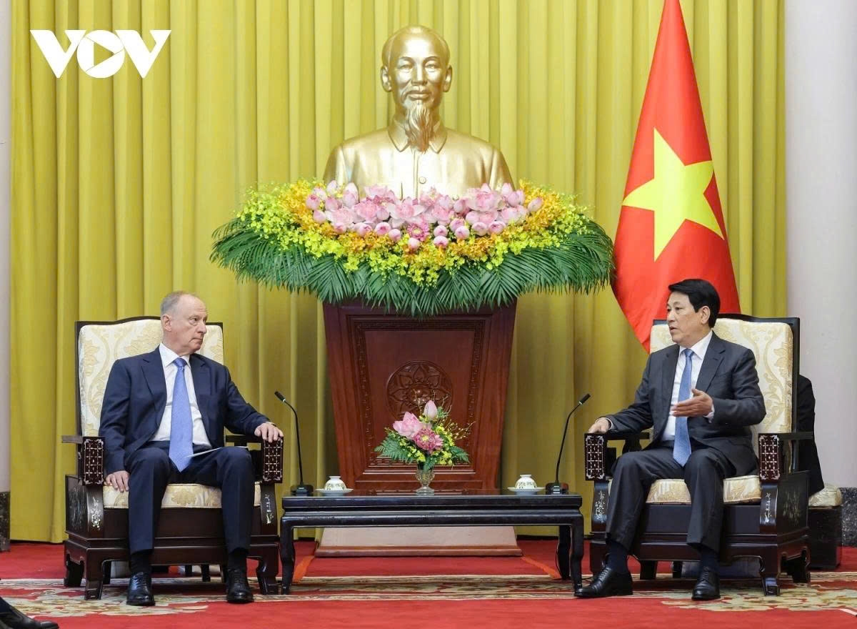 President Luong Cuong (R) and Nikolai Patrusev, Aide to the President of Russia and Chairman of the Russian Maritime Board, during their meeting in Hanoi on September 16