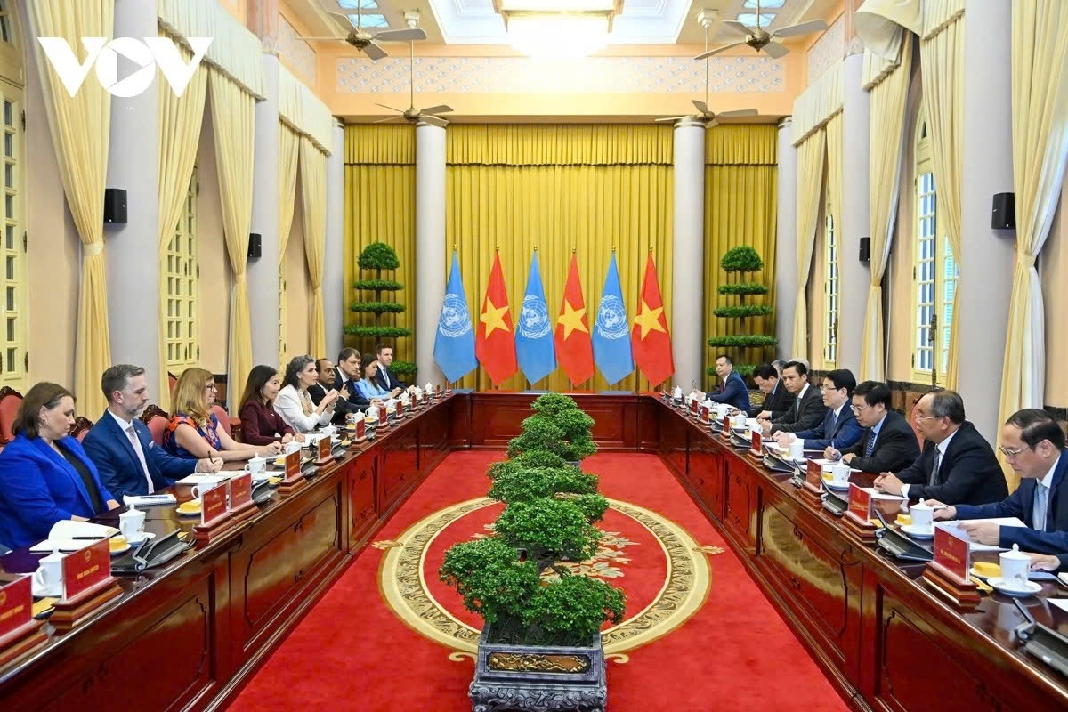 Vietnamese State President Luong Cuong and UN Resident Coordinator Pauline Tamesis exchange views to strengthen Vietnam - UN partnership during their meeting in Hanoi on September 18