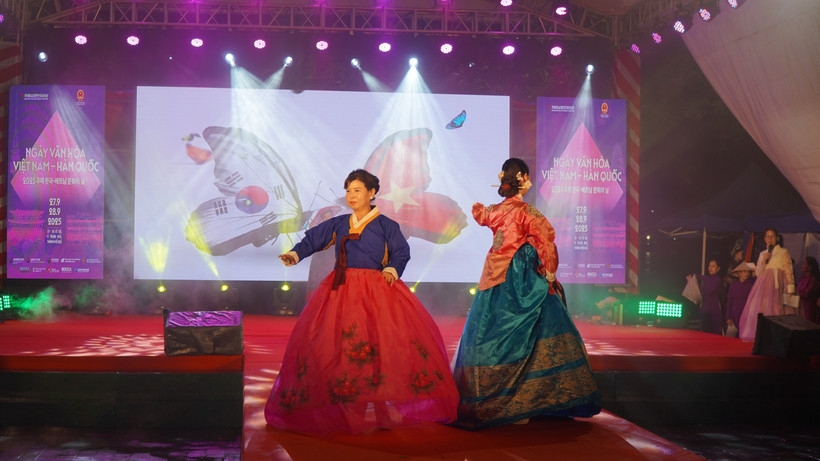 A Hanbok performance at the event. (Photo: VNA)