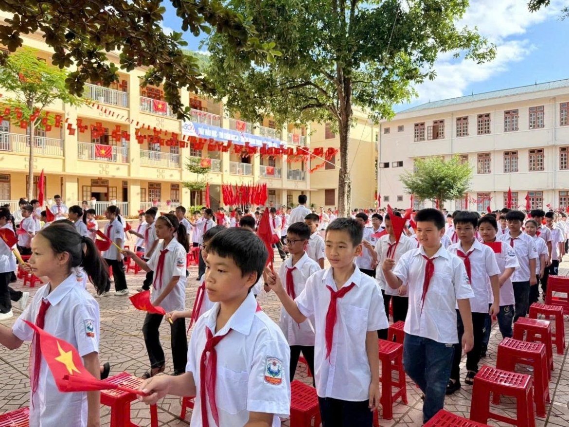 Joining the nationwide excitement of the back-to-school season, nearly 380,000 students from 609 educational institutions at all levels in the mountainous province of Sơn La are also eager and enthusiastic on the first day of the new school year. 