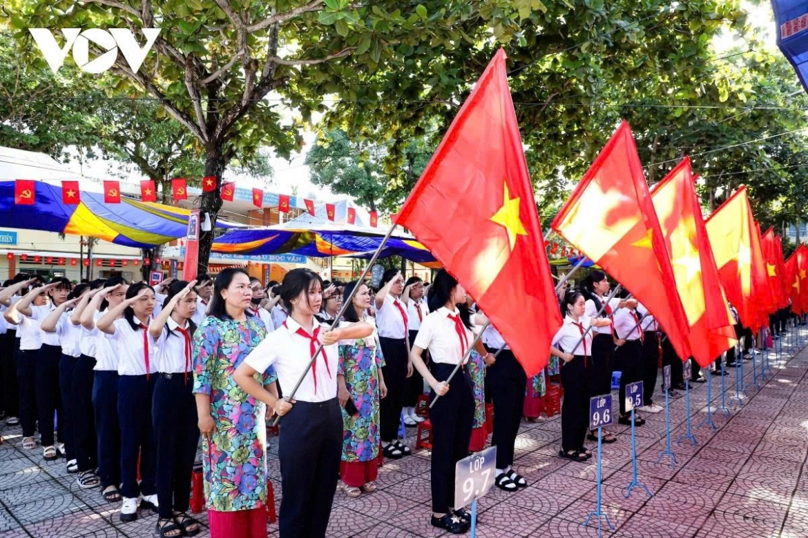 In the central region recently devastated by floods, the opening ceremony of the new school year still takes place with full formalities, sparking excitement and motivation among students from the very first days of the academic year. year. Photographed are students in Pham Van Dong secondary school, Da Nang City, singing the national anthem during the ceremony.