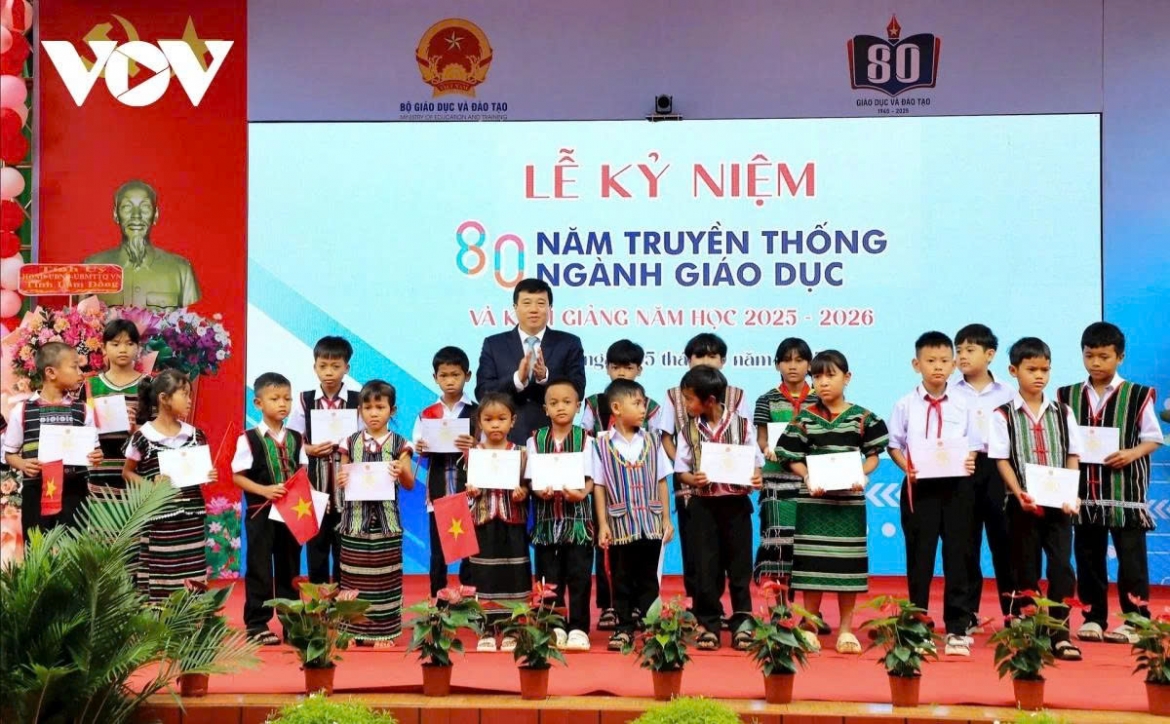 The opening ceremony of the new school year is also an occasion for various sectors and organisations to present meaningful gifts to underprivileged students, encouraging them to overcome difficulties and excel in their study. In the photo, gifts are presented to ethnic students of Nguyen Van Troi primary school in Thuan An border commune, the Central Highland province of Lam Dong.