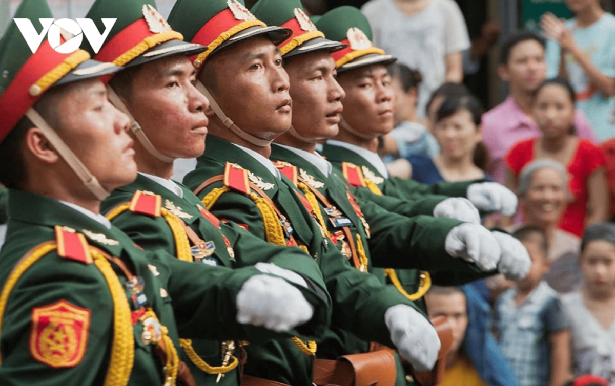 A decade ago, the parade units also marched from Ba Dinh Square along Hanoi’s streets, welcomed warmly by the public. However, the crowds were not as large as they are today.