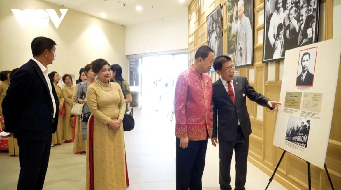 Thai visitors learn about President Ho Chi Minh’s journey of national liberation at the event