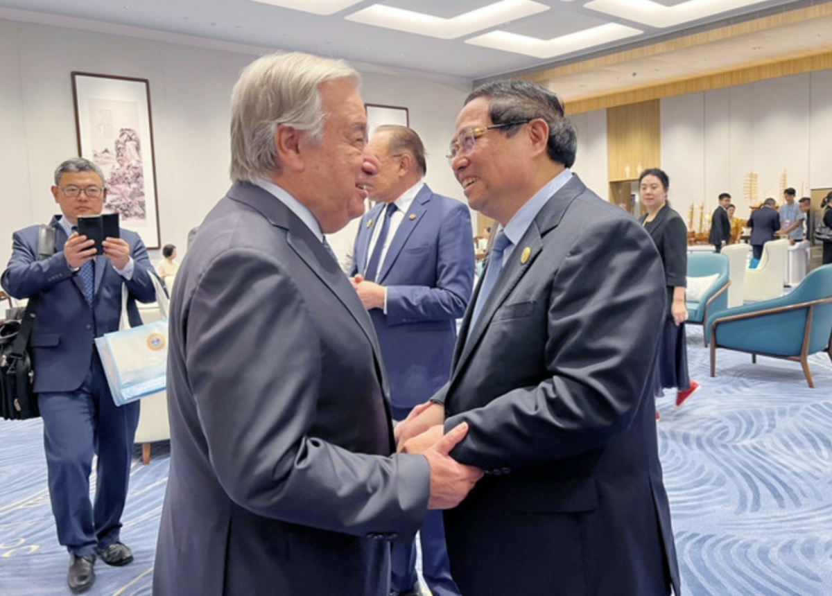 Prime Minister Pham Minh Chinh (R) and UN Secretary-General Antonio Guterres in Tianjin on September 1 (Photo: VNA)