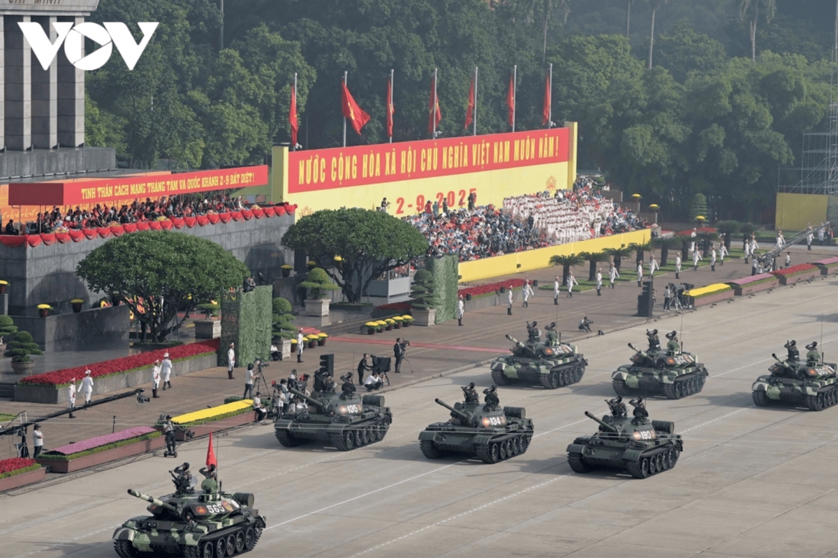   A formation of T-90S and T-62 tanks led by command variant T-90SK rolls past the grand stand at Ba Dinh Square, showcasing the strength of the Armoured Corps.