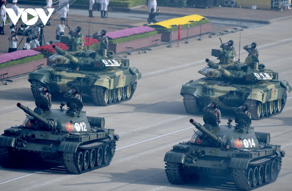 The T-90S tank—the most advanced model of the Armoured Corps—is renowned for its powerful firepower, high mobility, and multilayered armour protection. In parallel, the T-62 tank is equipped with a 115mm smoothbore gun capable of firing anti-tank missiles, combined with thick steel armour to enhance its survivability on the battlefield.