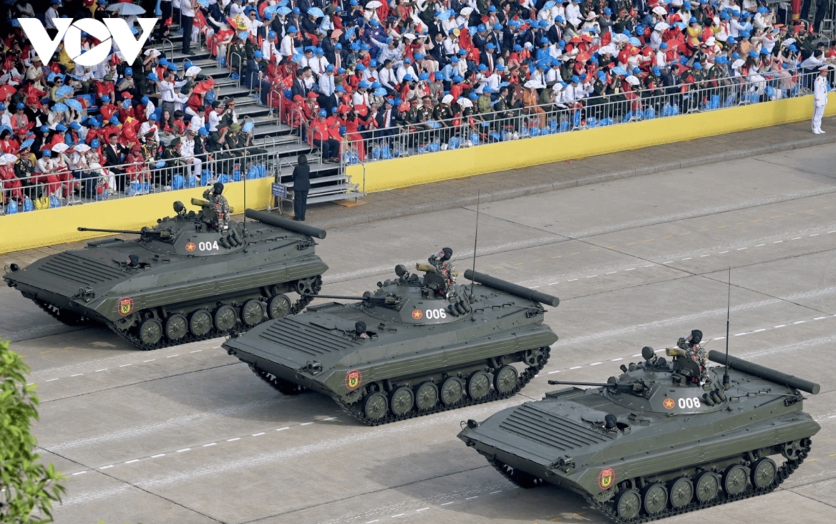  XCB-01 Infantry Fighting Vehicle, equipped with a 73mm smoothbore gun, 12.7mm anti-aircraft gun, 7.62mm heavy machine gun, and a B72 anti-tank missile, is a domestically researched and manufactured product. It represents a breakthrough, marking a new milestone in the country’s self-reliance in weaponry and military equipment.