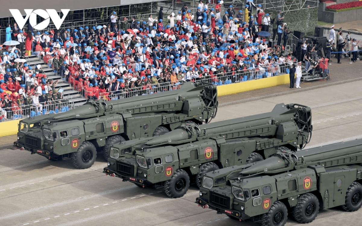     The Scud-B ballistic missile system carries R-17E surface-to-surface missiles. With a range of 300 km, the Scud-B serves as a symbol of the long-range deterrent power of the Vietnamese army.