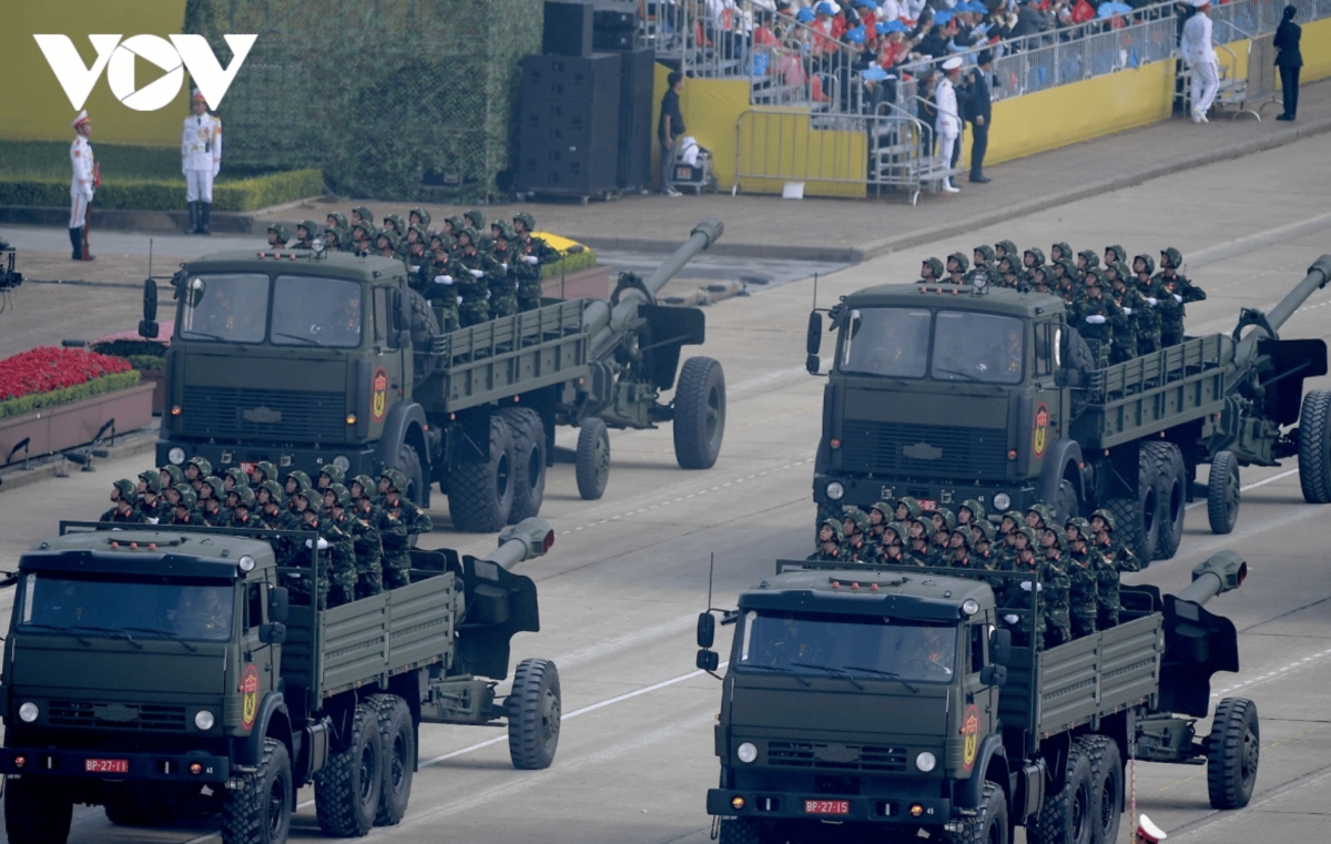 A formation of Su-122 and Su-152 self-propelled artillery units roll past the grand stand at Ba Dinh Square.