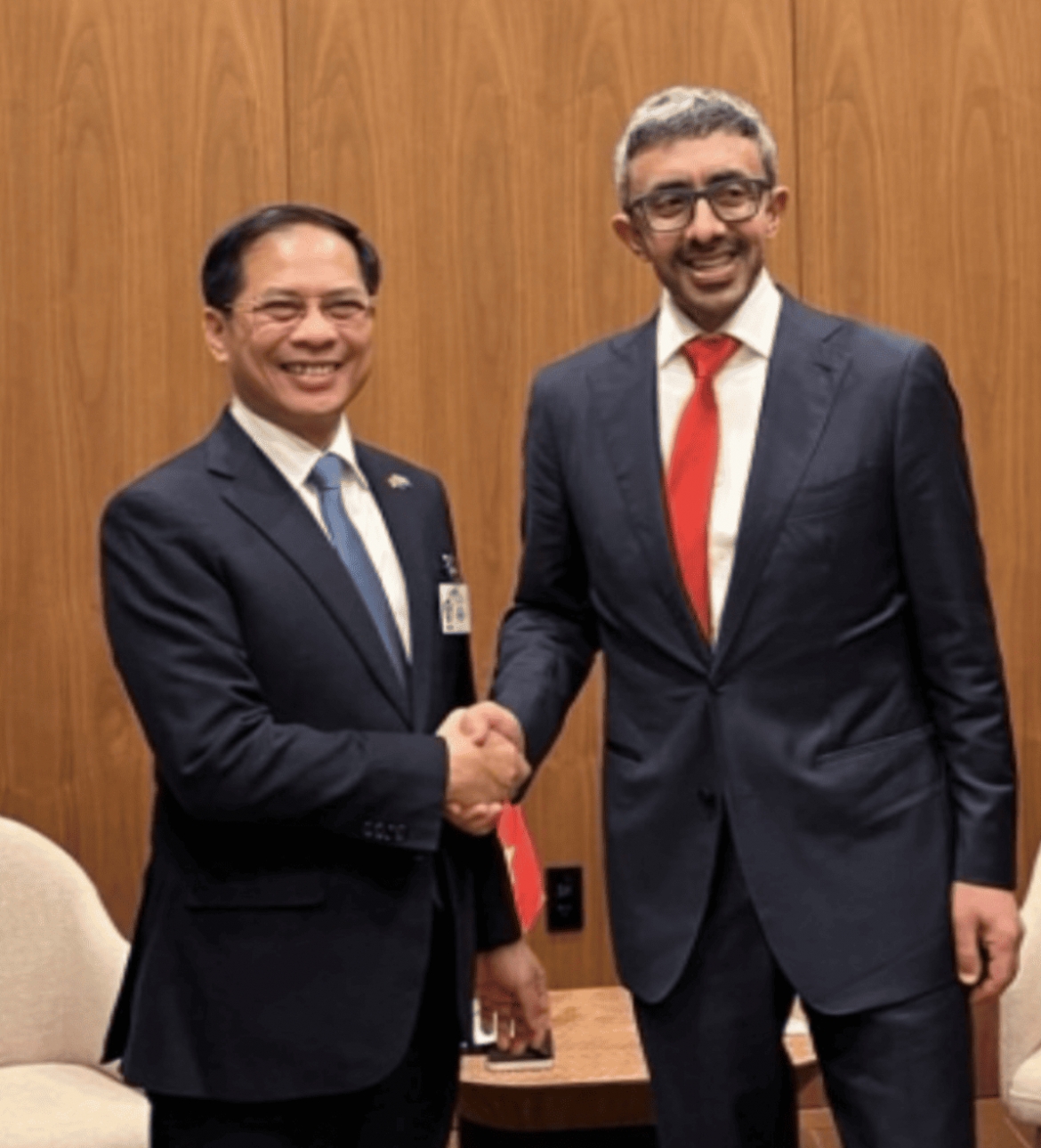 Deputy Prime Minister Bui Thanh Son (L) meets with Deputy Prime Minister and Foreign Minister of the United Arab Emirates (UAE) Sheikh Abdullah bin Zayed Al Nahyan on September 23, 2025. (Photo: VNA)