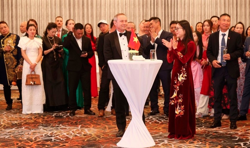 Vietnamese Consul General Nguyen Thanh Ha (front, right) and Western Australian Premier Roger Cook (front, left) and other participants in the ceremony (Photo: VNA)