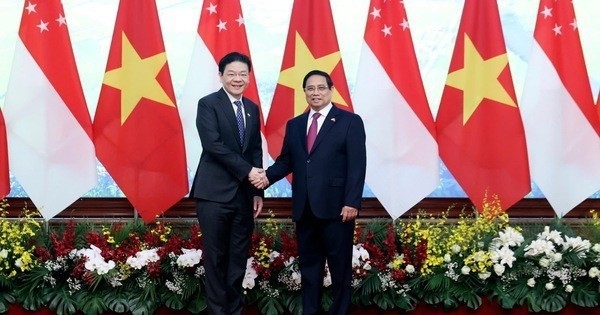 Vietnamese Prime Minister Pham Minh Chinh (right) and Singaporean counterpart Lawrence Wong (Photo: VNA)