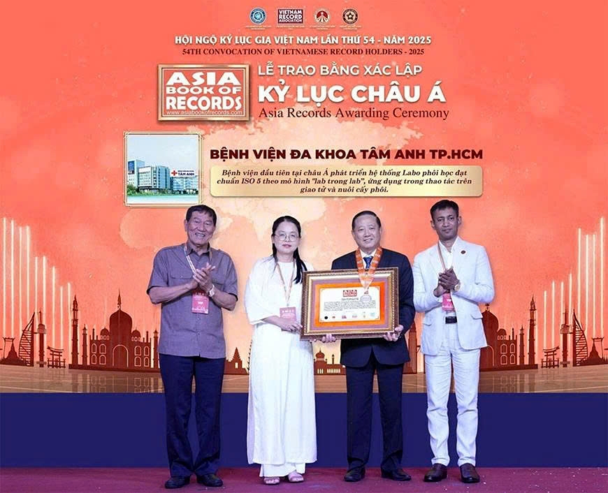Associate Professor Dr. Tran Quang Binh (second from right), medical director at Tam Anh General Hospital, receives the ABR honour at a ceremony on September 21. (Photo: Tam Anh General Hospital)