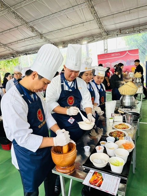 Students enthusiastically take part in preparing traditional Thai dishes. (VNS Photo Van Chau)