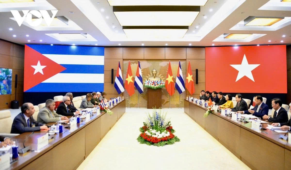 Tran Than Manh, Chairman of the National Assembly of Vietnam, and his Cuban counterpart Esteban Lazo Hernandez hold talks in Hanoi on September 30