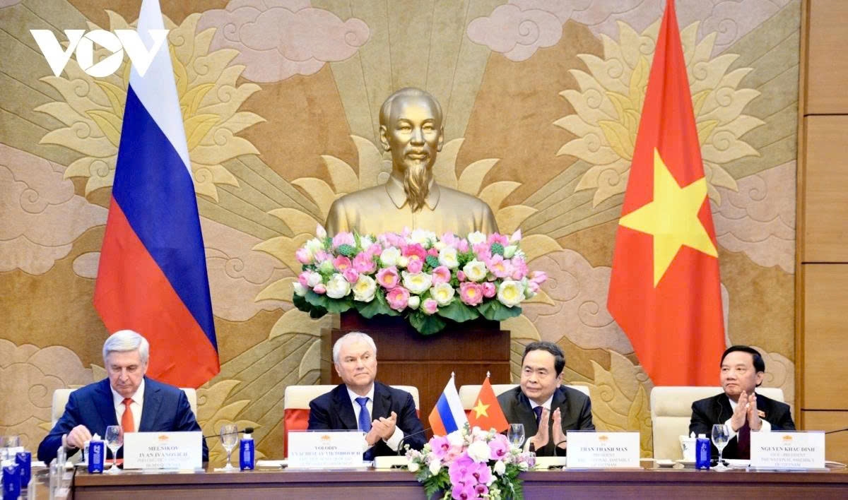 Tran Thanh Man (second from right), Chairman of the National Assembly of Vietnam, and Vyacheslav Volodin (second from left), Chairman of the State Duma of Russia, Tran Thanh Man and Vyacheslav Volodin co-chair the fourth meeting of the Vietnam - Russia Inter-Parliamentary Cooperation Committee, in Hanoi on September 28