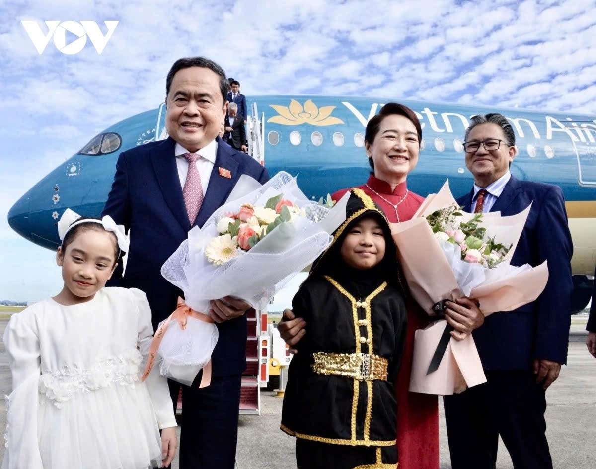 National Assembly Chairman Tran Thanh Man and his spouse receive warm welcome at Kuala Lumpur International Airport upon their arrival for AIPA-46 and official visit to Malaysia