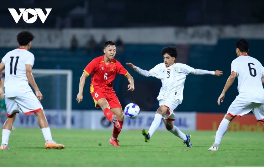U23 Vietnam takes early control after the opening whistle, maintaining possession and launching attacks